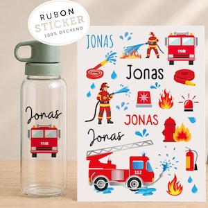 Könnte beinhalten: Eine durchsichtige Trinkflasche mit salbeigrünem Deckel und Feuerwehrauto-Motiv mit dem Namen Jonas, dazu ein Aufkleberbogen mit verschiedenen Feuerwehr-Illustrationen wie Feuerwehrautos, Feuerwehrleuten, Flammen und dem Namen Jonas.