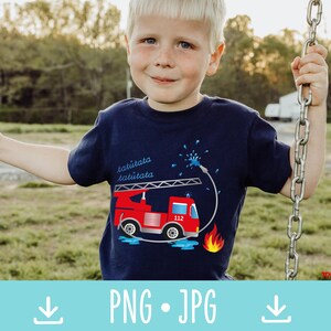 Op de afbeelding: Een marineblauw T-shirt met een rood brandweerwagenontwerp en het nummer 112. Het shirt heeft de tekst "tatutata" boven de brandweerwagen en een waterspuitafbeelding. De afbeelding toont een kind op een schommel.