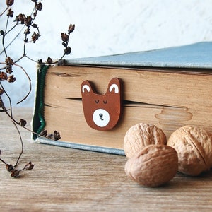Lovely mama bear pin, grizzly bear pin, hand painted brooch, bear brooch, brown bear pin, cute bear brooch