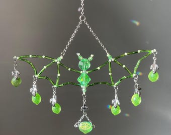 Uranglas Perlen Frucht Fledermaus Kristall Suncatcher Green Lime leuchtet unter UV-Licht Goth Aesthetic Dark Art
