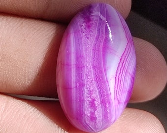 Cabochon de créateur en onyx 30 carats. Forme ovale belles couleurs, pierre précieuse d'onyx de qualité supérieure