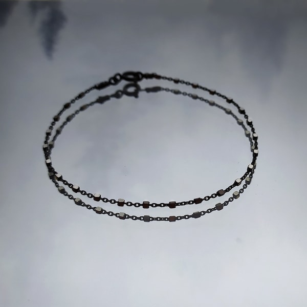 Eclipse / bracelet chaîne satellite / superposition chaîne noire / minimaliste bijoux goth sombre