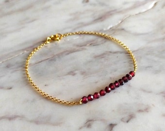 Nuit / Delicate garnet bracelet / January birthstone / Dainty gemstone Bracelet / Garnet Birthstone Beaded Bracelet