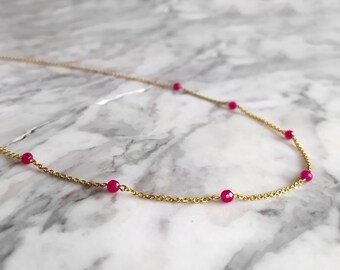Collar con piedras preciosas de rubí: delicada cadena de oro vermeil de 14 quilates