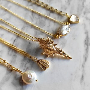 Artistic Venus / Baroque Pearl Necklace / Dainty Gold Necklace ...