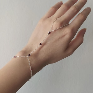 Handschmeichler aus 925er Silber mit rotem Granat - Boho Herz Armband Ringschmuck