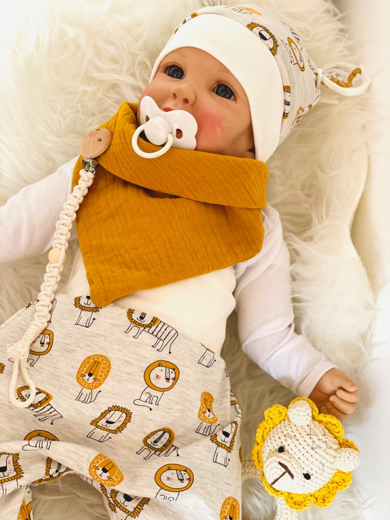 2tlg Baby Erstlings Set LÖWE Pumphose Mütze Lätzchen Hose Mitwachshose Neugeborenen Geschenk Geburt Neutral Unisex Taufe Senf Bild 1