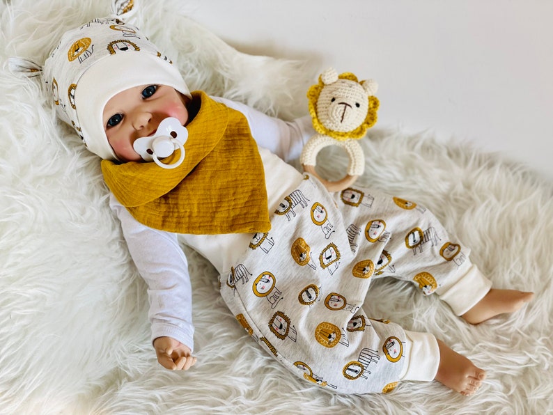 2tlg Baby Erstlings Set LÖWE Pumphose Mütze Lätzchen Hose Mitwachshose Neugeborenen Geschenk Geburt Neutral Unisex Taufe Senf Bild 2