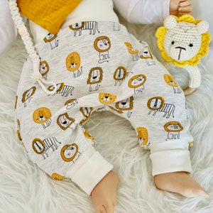 2tlg Baby Erstlings Set LÖWE Pumphose Mütze Lätzchen Hose Mitwachshose Neugeborenen Geschenk Geburt Neutral Unisex Taufe Senf Bild 3