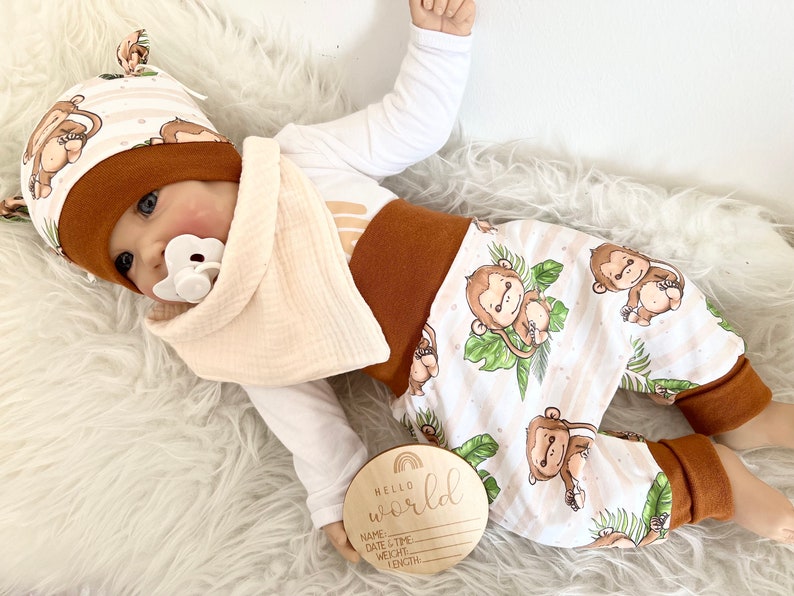 Baby Erstlings Set Äffchen creme Geschenk Geburt Pumphose Mütze Hose Mitwachshose Neugeborenen neutral Taufe Geschenkset Affe imagen 4