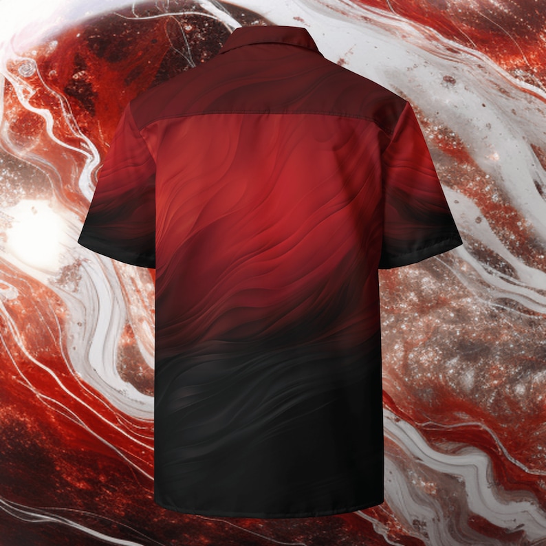 Op de afbeelding: Een rood en zwart, kort mouwig overhemd met knopen en een golvend abstract patroon.