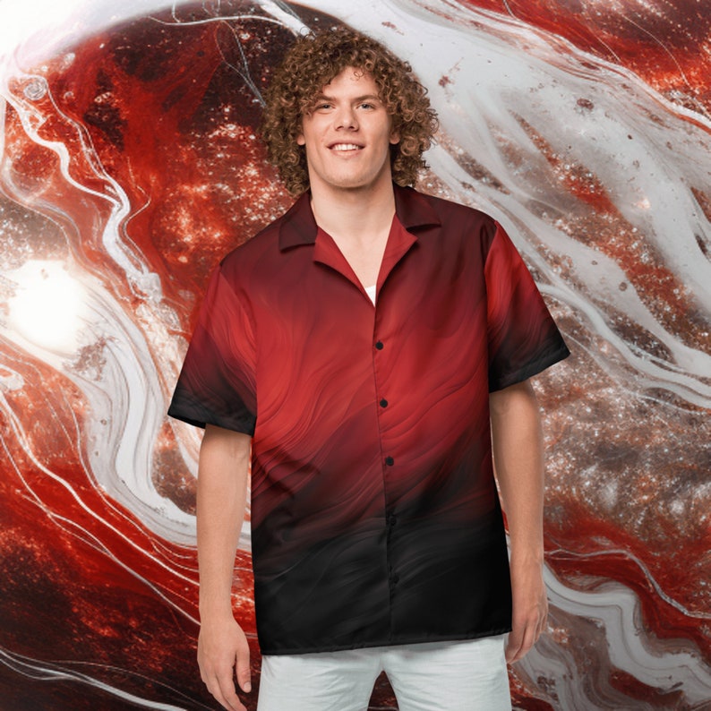 Op de afbeelding: Een rood en zwart, kort mouwig overhemd met knopen en een golvend abstract patroon. Het overhemd heeft een kraag en een knoopsluiting.