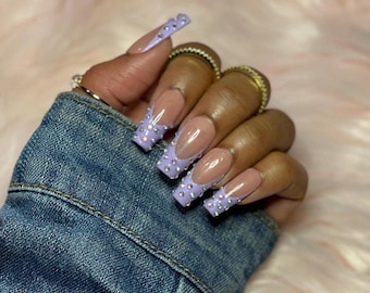 Uñas francesas con diamantes de imitación morados