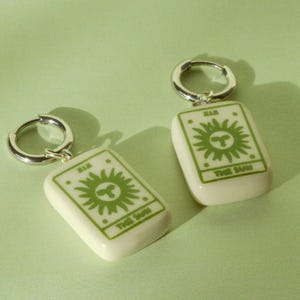 Die Sonne Tarot Karte Ohrringe | Huggie Ohrringe mit Grünen Handmade Charm | Silber & Gold Ohrringe