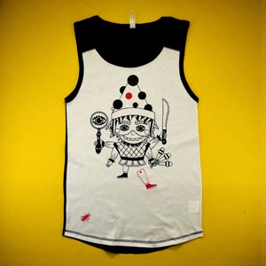 Puede incluir: Camiseta sin mangas blanca con un gráfico en blanco y negro de un personaje de dibujos animados que sostiene una lupa, un cuchillo y mazas de malabarismo. El personaje lleva un traje de arlequín y un sombrero con lunares negros y un punto rojo. También aparece una bota roja.