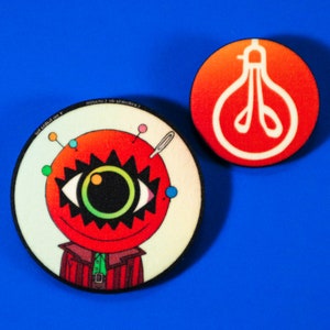 Alejandro fabric pin back button combo