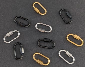 Könnte beinhalten: Sortiment aus zehn ovalen Schlüsselanhängern aus Metall mit einem Drehverschluss. Die Schlüsselanhänger sind in Schwarz, Silber und Gold.