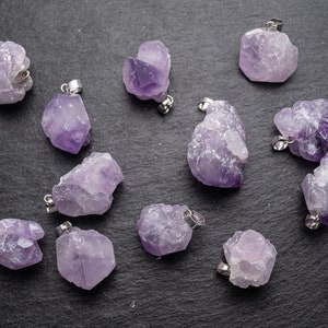 Roher natürlicher Amethyst-Kristallanhänger, Freeform galvanisierter Anhänger mit Rohstein, Edelstein-Halskette, Nugget-Anhänger