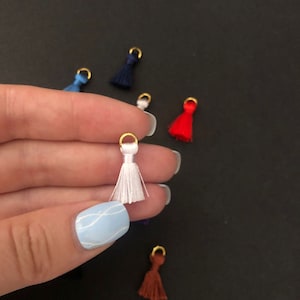 20mm Colori misti Piccoli carini Ciondoli con nappe Mala Nappe con anelli di fissaggio, Ottimi per orecchini, ciondoli, braccialetti, portachiavi fai da te