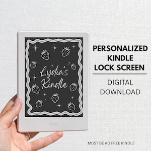 Op de afbeelding: Een witte Kindle e-reader met een gepersonaliseerd vergrendelscherm. Het scherm toont een zwarte achtergrond, witte aardbeien en de tekst "Lydia's Kindle". De tekst "Personalized Kindle Lock Screen" en "Digital Download" is ook zichtbaar.