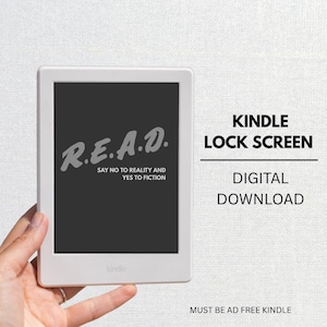 Può includere: Un e-reader Kindle bianco con uno schermo nero che mostra il testo "R.E.A.D. SAY NO TO REALITY AND YES TO FICTION." L'immagine include anche le parole "KINDLE LOCK SCREEN" e "DIGITAL DOWNLOAD".
