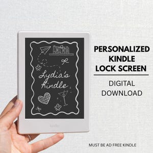 Peut inclure: Une liseuse Kindle blanche avec un écran de verrouillage personnalisé. L'écran affiche le texte "Lydia's Kindle" avec des éléments décoratifs dessinés à la main. L'image comprend également le texte "Personalized Kindle Lock Screen" et "Digital Download".