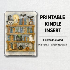 Może przedstawiać: Wkładka do Kindle z akwarelową ilustracją półki na książki o tematyce Halloween. Projekt zawiera nietoperze, czaszkę, kapelusz czarownicy, kocioł i dynię. Tekst po prawej stronie brzmi "PRINTABLE KINDLE INSERT".