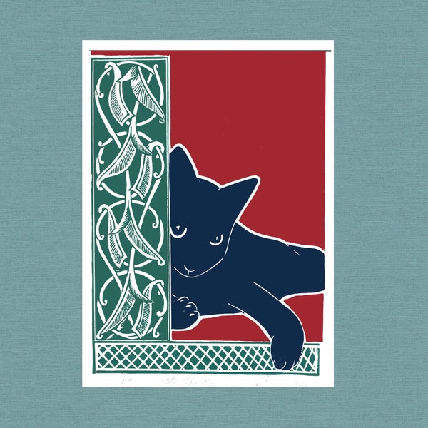 gravure d'un chat noir couché, sur fond carmin et avec arabesques