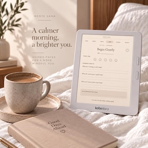 Op de afbeelding: Een witte Kobo Libra e-reader met een digitale dagboekpagina getiteld Begin Gently, naast een beige keramische mok op een bijpassende schotel en een beige notitieboek met de tekst Good Days Ahead en een hartpictogram op de kaft.