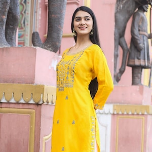 Grote maten Kurta - Geborduurde mosterdgele rechte Kurti-broekcomboset met bloemen| Gratis DHL Express