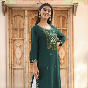 Grote maten Kurta - Bloemengeborduurde groene rechte Kurti-broekcombinatieset| Gratis DHL Express