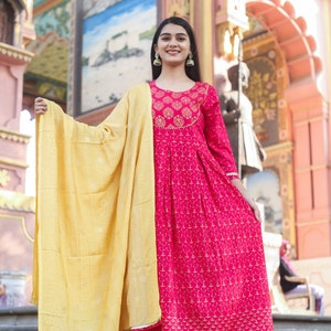 Mooie Goud Bedrukte Magenta Anarkali Kurta Pant Dupatta set Sequence Verfraaid| Designer jurk | Gratis DHL Express