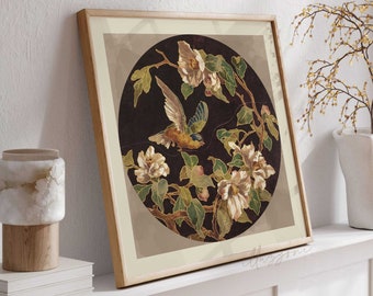 Puede incluir: Una impresión enmarcada de una ilustración botánica vintage que presenta un pájaro en vuelo rodeado de delicadas flores blancas con hojas verdes sobre un fondo negro.