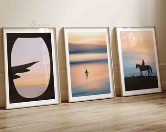 Peut inclure: Trois photographies encadrées sur le thème du coucher de soleil. La première photo montre une aile d'avion en silhouette contre un coucher de soleil rose et orange vu à travers une fenêtre d'avion. La deuxième photo montre un voilier sur une étendue d'eau calme avec un coucher de soleil rose et orange en arrière-plan. La troisième photo montre une personne à cheval sur une plage avec un coucher de soleil en arrière-plan.