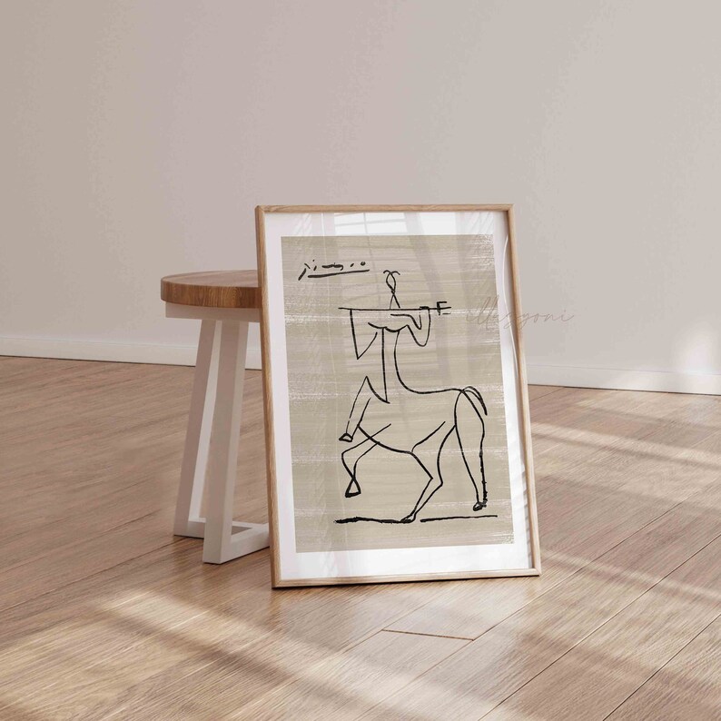 Op de afbeelding: Een ingelijst zwart-wit lijntekening van een persoon die een paard berijdt. De tekening is op een beige achtergrond met een subtiele textuur. De lijst is gemaakt van natuurlijk hout.