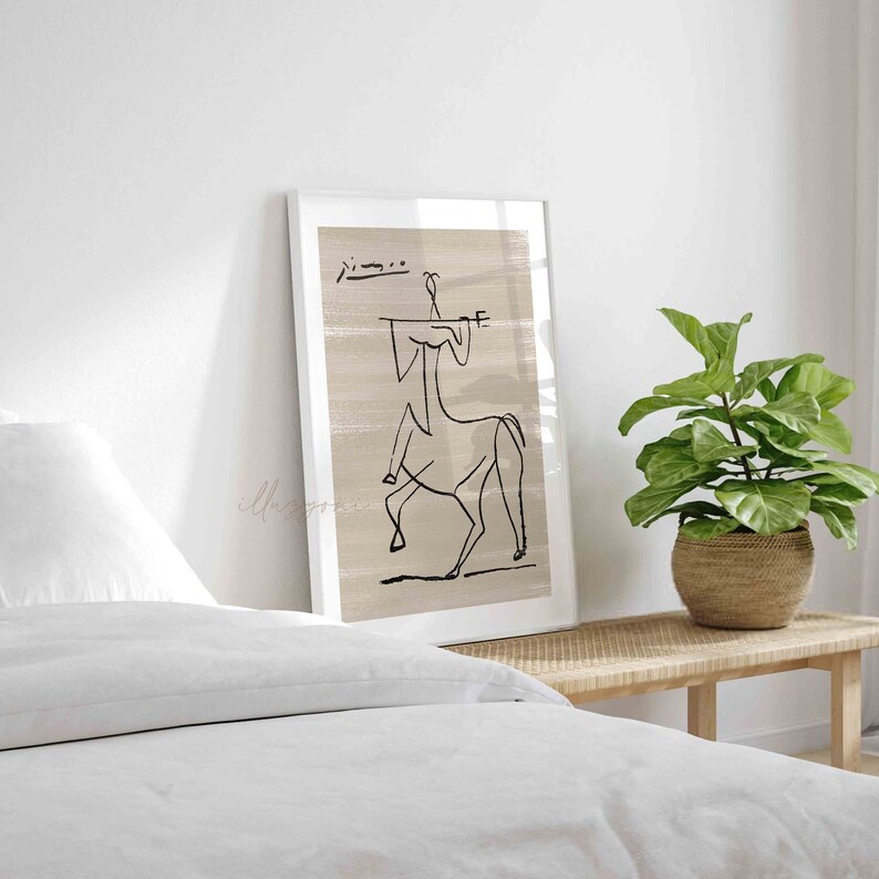 Op de afbeelding: Een zwart-witte lijntekening van een centaur die een muziekinstrument bespeelt. De tekening is op een beige achtergrond en ingelijst in een wit frame. De tekening hangt aan een witte muur boven een wit bed met een wit hoofdeinde.