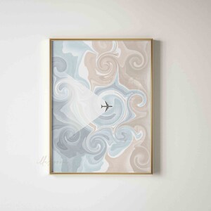 Puede incluir: Una impresi&oacute;n abstracta enmarcada con un patr&oacute;n de remolino en tonos azules y beige. Un peque&ntilde;o avi&oacute;n vuela por el centro de la impresi&oacute;n.