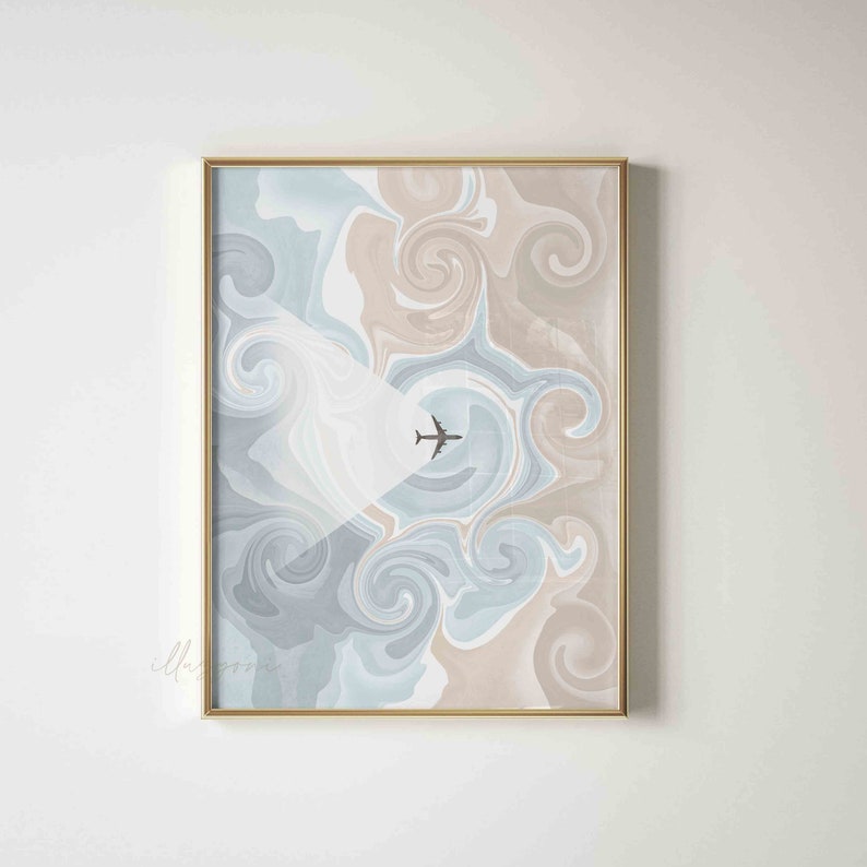 Puede incluir: Una impresi&oacute;n abstracta enmarcada con un patr&oacute;n de remolino en tonos azules y beige. Un peque&ntilde;o avi&oacute;n vuela por el centro de la impresi&oacute;n.