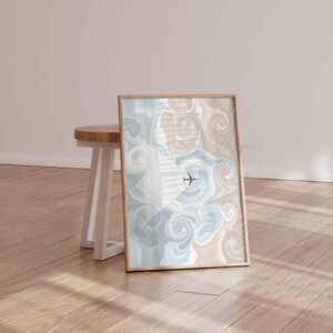 Puede incluir: Una impresi&oacute;n abstracta enmarcada con patrones azules y beige en espiral. Una peque&ntilde;a silueta de avi&oacute;n vuela a trav&eacute;s del centro del dise&ntilde;o.