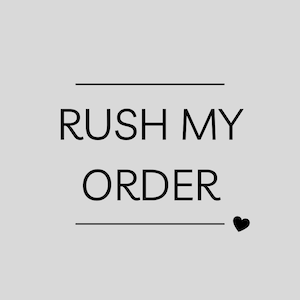Könnte beinhalten: Schwarz-weißer Text auf grauem Hintergrund mit der Aufschrift "Rush My Order" und einem kleinen schwarzen Herz rechts neben dem Text.