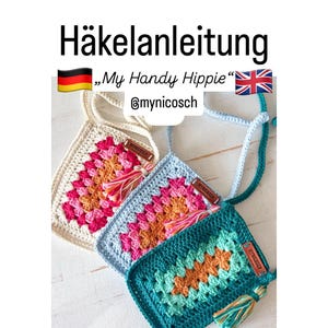 Könnte beinhalten: Drei gehäkelte Taschen in Creme, Blau und Türkis, jede mit einem farbenfrohen geometrischen Muster und einem Quasten. Die Taschen haben einen Riemen und ein kleines Lederetikett. Der Text "Häkelanleitung" und "My Handy Hippie" sind sichtbar.