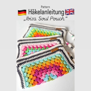 Könnte beinhalten: Gehäkelte Pouches in leuchtenden Farben wie Pink, Orange, Grün und Blau. Jedes Pouch hat ein Granny-Square-Design mit einem schwarz-weißen Rand. Der Text "Häkelanleitung" und "Ibiza Soul Pouch" ist zu sehen.