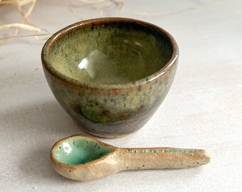 Small spice bowl & spoon, salt pot - stoneware, ceramic hand-potted green brown, boho, Mediterranean