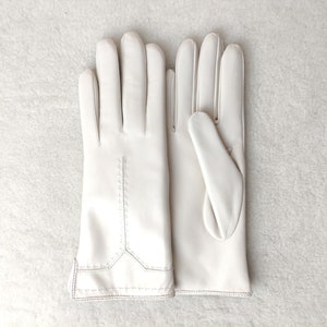 Puede incluir: Un letrero de madera hecho a mano con el texto "Bienvenido a nuestro hogar" en un estilo manuscrito. El letrero est&aacute; pintado de blanco con un marco te&ntilde;ido oscuro. Un peque&ntilde;o coraz&oacute;n decorativo est&aacute; adjunto en la parte inferior.