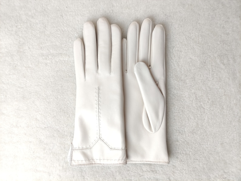 Puede incluir: Un letrero de madera hecho a mano con el texto "Bienvenido a nuestro hogar" en un estilo manuscrito. El letrero est&aacute; pintado de blanco con un marco te&ntilde;ido oscuro. Un peque&ntilde;o coraz&oacute;n decorativo est&aacute; adjunto en la parte inferior.