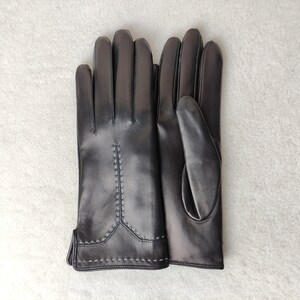 Puede incluir: Un juego de tres tazas de cer&aacute;mica con un acabado mate moteado. Las tazas son de color crema, marr&oacute;n claro y marr&oacute;n oscuro. Cada taza tiene un dise&ntilde;o simple y minimalista y un asa redondeada.