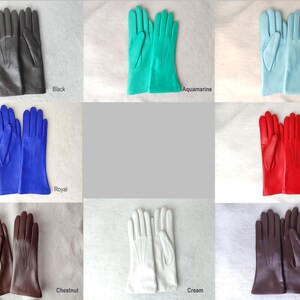 Peut inclure: Une collection de huit paires de gants dans diverses couleurs, notamment noir, aigue-marine, bleu clair, bleu roi, rouge, ch&acirc;taigne, cr&egrave;me et bordeaux. Chaque paire pr&eacute;sente trois lignes cousues verticales sur le dos de la main.