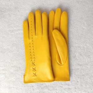 Op de afbeelding: Een set van drie keramische mokken met een gespikkelde, matte afwerking. De mokken zijn in de kleuren crème, lichtgrijs en donkergrijs. Elke mok heeft een eenvoudig, minimalistisch ontwerp, perfect voor koffie of thee.