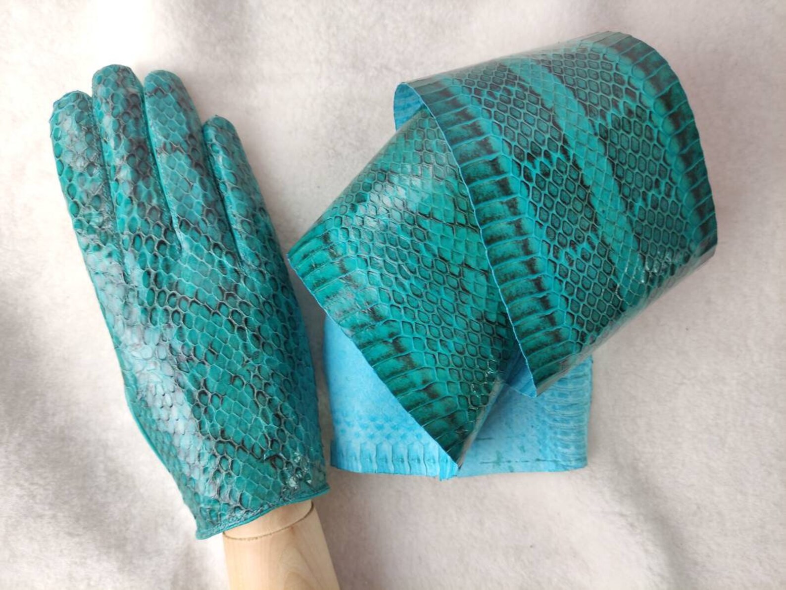 Silk-lined snakeskin gloves in gift box Handmade Ladies ...