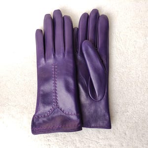 Puede incluir: Un letrero de madera r&uacute;stica con el texto "Welcome to our home" en letras blancas. El letrero presenta un acabado envejecido y un dise&ntilde;o sencillo y acogedor.